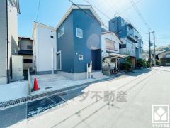 区画の整った住宅街に建つシンプルで飽きのこない外観です。