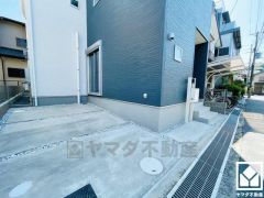 前道が約5.7Mありますのでスムーズにお停め頂けます。