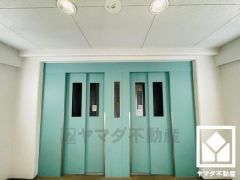 ベビーカーや重い荷物を持っている時に便利なエレベーター付きです。