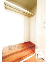 収納内部にはハンガーパイプが備わっており、コート等の衣類をかけて収納していただけます。