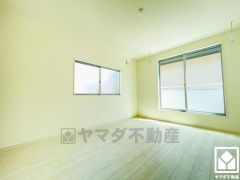 バルコニーにつながるお部屋で、通風・陽当たり良好。