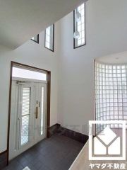 採光も考えられた明るい玄関ですね