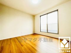 バルコニーにつながるお部屋で、通風・陽当たり良好。