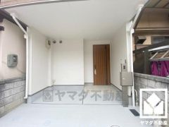 駐車スペース確保。玄関のそばで荷物の上げ下ろしができるので便利です。