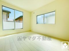 バルコニーにつながるお部屋で、通風・陽当たり良好。