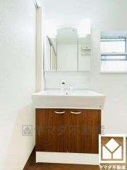 3面鏡の裏側や洗面台下など収納スペースが豊富な洗面台です