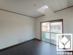 バルコニーにつながるお部屋で、通風・採光良し