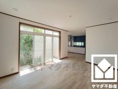 大きな窓があり、明るい陽射しが感じられるリビングです