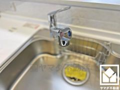 浄水器付きの水栓が採用されています。美味しい水をいつでも飲むことができます。