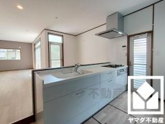 開放的なセミオープンキッチンでご家族とのコミュニケーションも取りやすいです。