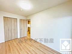  衣類や小物をスッキリ収納できる広々クローゼット付き